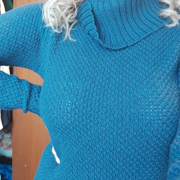 A blue turtleneck sweater - Picture 2 of 3